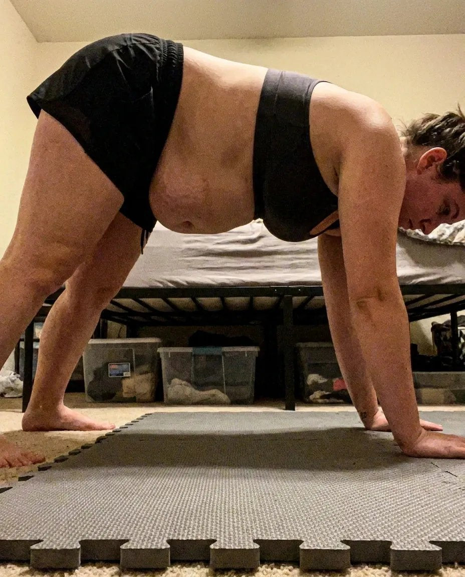 Femme en gainage — abdos après grossesse
