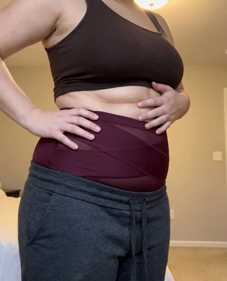 Femme qui referme son jean d'avant grossesse